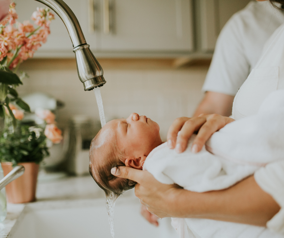 Pourquoi retarder le premier bain de bébé ?