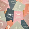 cartes roses, grises, taupes et oranges, de mantras et de phrases positive à lire lors de l'accouchement